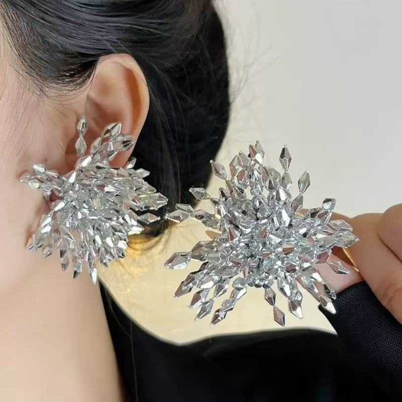 Women Accessories In Amazon - ต่างหูโลหะรูปดอกไม้ประดับพู่ห้อยสไตล์ยุโรปและอเมริกาจาก Amazon สำหรับผู้หญิง เหมาะสำหรับงานปาร์ตี้และงานเลี้ยง