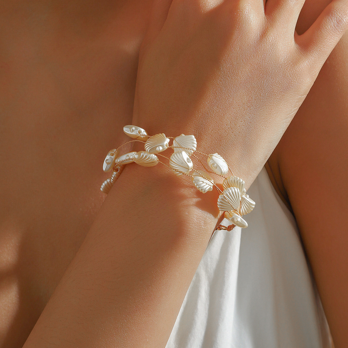 Women Accessories In Amazon - สร้อยข้อมือมุกเทียมสไตล์บาโรกสำหรับผู้หญิง ดีไซน์ย้อนยุคแบบหลายชั้นจากอเมซอน ประดับเปลือกหอย